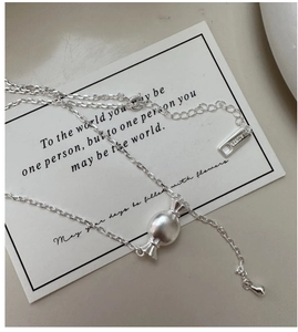 Dettaglio di una collana in argento sterling S925 con ciondolo a caramella opaca