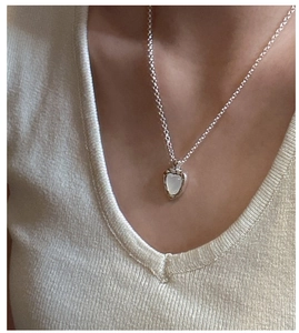Détail d'un collier en argent sterling S925 avec pendentif cœur en nacre de perle