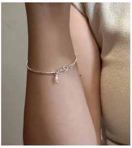 Detail of S925 sterling silver snake chain bracelet with a teardrop pearl and hallmark