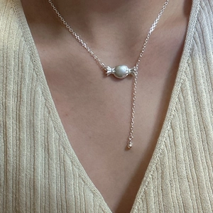 Collana minimalista in argento S925 con pendente a caramella, nappa e ciondolo a goccia