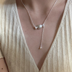 Collana a forma di caramella in argento sterling S925 indossata dalla modella