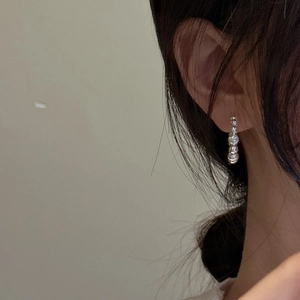 Minimalist S925 sterling silver beaded C-shaped hoop earrings worn by a model