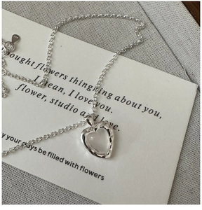Vue macro du collier coeur en argent sterling S925 avec pierre de lune et texture