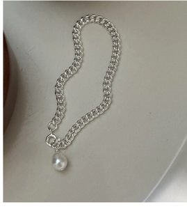 Vue détaillée d'un bracelet gourmette en argent S925 avec une perle blanche ronde unique