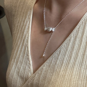 Collana con ciondolo a caramella in argento sterling S925 su modella con scollo a V