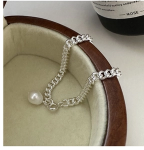 Gros plan détaillé du bracelet chaîne en argent S925 avec perle blanche ronde en coffret