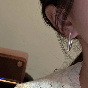 Orecchini geometrici a forma di U in argento sterling S925 indossati con stile