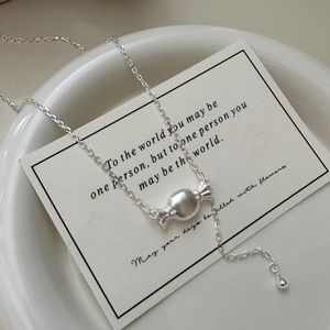 Collana minimalista in argento S925 con ciondolo a caramella opaca su vassoio bianco