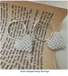 Détail de boucles d'oreilles en argent S925 avec cœurs tressés en perles rétro