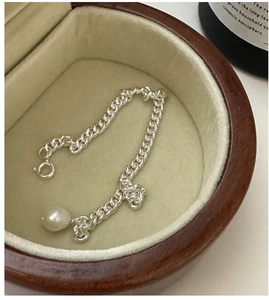 Détail du bracelet en argent S925 avec une perle unique et un accent de nœud tressé