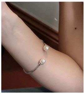Detailed close-up of S925 sterling silver open bracelet featuring two white pearls