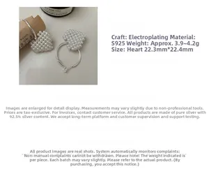 Vue détaillée des créoles en argent S925 avec un pendentif en forme de cœur en perles