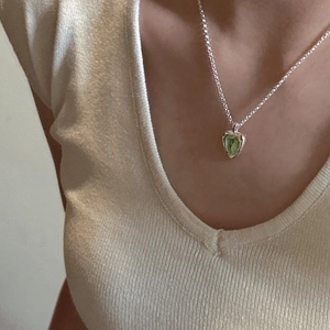 Élégant collier en argent S925 avec pendentif cœur vert sur une chaîne délicate