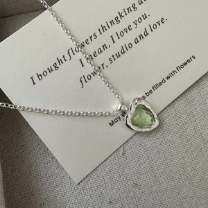 Collier cœur en argent S925 avec pierre précieuse vert clair et bordure texturée
