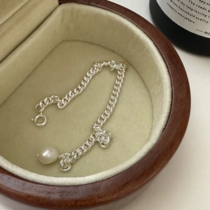 Bracelet élégant en argent sterling S925 avec perle dans un écrin à bijoux en bois