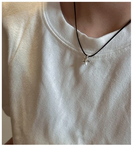 Collana con ciondolo a stella marina in argento su cordino nero e t-shirt bianca