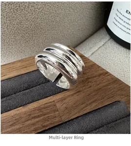 Vue macro de la bague multicouche en argent sterling S925 sur support en bois