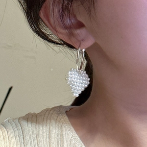 Boucles d'oreilles cœur en perles tressées sur créoles en argent pour un style raffiné