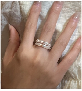 Dettaglio del set di anelli con perle d'acqua dolce e piccole perle in oro e argento