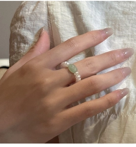 Dettaglio dell'anello in argento S925 fatto a mano con perle bianche e pietra di giada