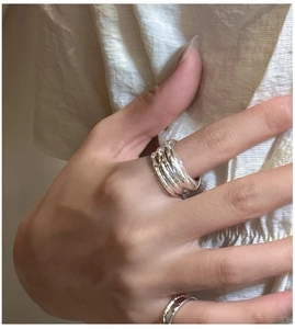 Gros plan de bagues en argent sterling S925 superposées au style vintage et minimaliste