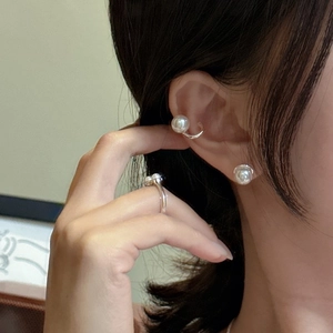 Elegant S925 sterling silver ring and pearl earrings set worn by a model in retro style