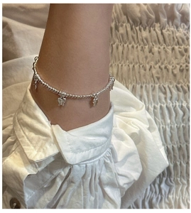 Vue détaillée d'un bracelet en perles d'argent S925 avec des breloques papillons 3D