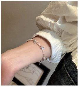 Détail d'un bracelet double en argent avec chaîne à billes et breloque éléphant