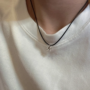 Collana con ciondolo a stella marina in argento S925 con cordino nero su maglietta