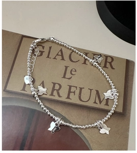 Gros plan détaillé du bracelet en argent S925 avec des perles et breloques papillon