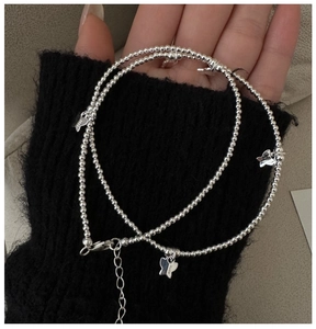 Détail du bracelet papillon en argent sterling S925 avec une chaîne à billes double