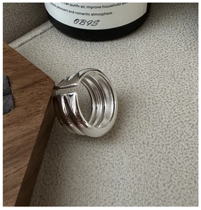 Détail d'une bague en argent S925 avec des crêtes texturées et un anneau ouvert ajustable