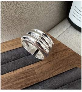Gros plan d'une bague vague multicouche en argent 925 avec poinçon en métal