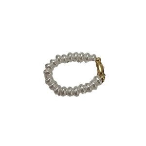 Anello minimalista in argento S925 con perle bianche e perla d'accento ovale dorata