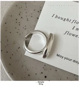 Minimalistischer S925 Sterling Silber Stabring mit mattem Finish auf Keramikteller