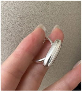 Detailansicht eines polierten S925 Sterlingsilber-Minimalringes an der Hand