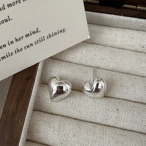 Minimalist S925 sterling silver heart stud earrings with polished mirror finish texture