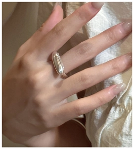 Nahaufnahme eines minimalistischen S925 Sterling Silber Streamline Rings am Modell