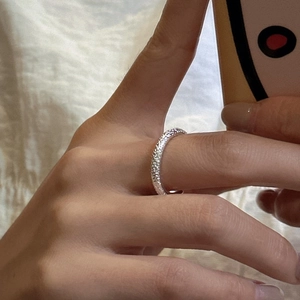 Minimalist S925 sterling silver ring with hammered texture finish on model's hand