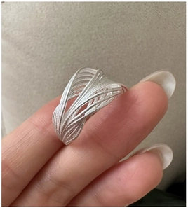 Gros plan d'une bague en argent S925 avec des lignes sablées multicouches sur une main