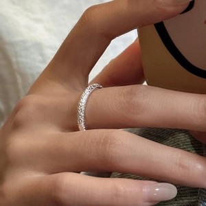 S925 sterling silver minimalist ring featuring unique hammered texture on model's finger