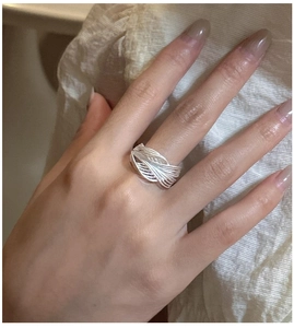 Détails de la bague multicouche tissée en argent sterling S925 portée au doigt