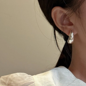 Polished silver teardrop earrings in S925 sterling silver for a minimalist modern look