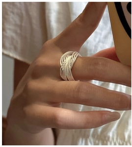 Détail de la bague en argent tissé à plusieurs brins avec texture et éclat métallique