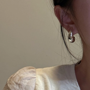 Minimalist S925 sterling silver drop earrings with a polished liquid metal finish on model