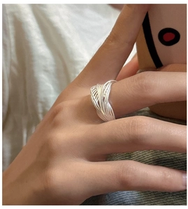 Détail de la bague multicouche en argent sterling S925 avec texture ondulée