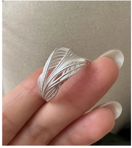 Détail d'une bague en argent S925 montrant la texture multicouche et le fini mat