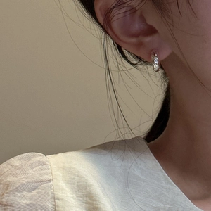 Minimalist S925 sterling silver hoop earrings with a textured hammered finish on model