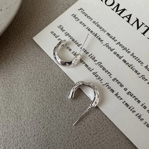 Minimalist S925 sterling silver C-shaped earrings with hammered texture on white card