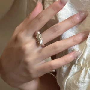 Minimalistischer S925 Sterlingsilber Ring poliert auf dem Finger vor Stoff
